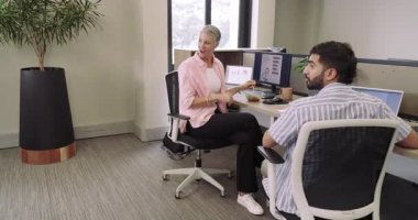 Çeşitli iş arkadaşları çizelgeleri tartışıyor, ofiste salata yiyor öğle yemeğiyle içeri giren üçüncü iş arkadaşı olarak. İşbirliği, verimlilik, takım çalışması, modernlik, veri analizi, profesyonel, beslenme