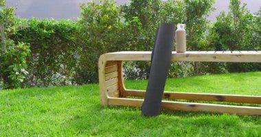 Başlangıçta, kamera yoga minderi ve su şişesi renklendirme ekipmanıyla açık tribünde çalışıyor. Kırsal, sükunet, rahatlık, refah, doğa, rahatlama, minimalizm