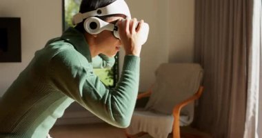 Uzanmak, VR kulaklığı kaldırmak, kulaklık takmak, oturma odasındaki sanal sahneyi keşfetmek. Sanal gerçeklik, teknoloji, sürükleyici, modern, keşif, dijital, yenilik