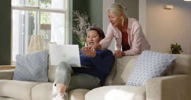 Çeşitli kıdemli arkadaşlar dizüstü bilgisayarda incelenmek üzere el kol hareketi yapıyorlar, kanepeye yaslanıyorlar, yazı yazıyorlar ve işaret ediyorlar. İşbirliği, akıl hocalığı, rahat, çağdaş, iletişim, bağlantı, ilham