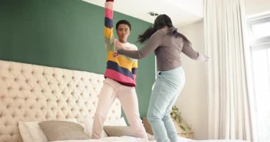 Çeşitli bayan arkadaşlar yatağa adım atar ve kollarını sallayarak ekran dışı müziğe yönelirler. Dans, dostluk, eğlence, yaşam tarzı, gündelik, neşeli, hareket