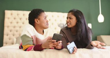 Çeşitli bayan arkadaşlar akıllı telefon içeriğine tepki gösteriyorlar ve yatağa yaslanarak bilgiyi açıklığa kavuşturuyorlar. Arkadaşlık, iletişim, bağlantı, teknoloji, gündelik, samimi, etkileşim