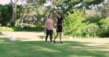 Meşe ağacına ulaşan arkadaşlar şişelerden su içmek için duruyorlar, tepeyi gösteriyorlar ve yürümeye devam ediyorlar. Günlük kıyafet, açık hava aktiviteleri, arkadaşlık, sağlık, doğa, boş zaman, yeşillik