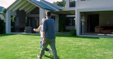 Gülümseyen bir çift el ele tutuşuyor, dönüyor, sarılıyor ve arka bahçede sallanıp bağ kuruyor. Romantizm, neşe, açık hava, sevgi, eğlence, yaşam tarzı, mutluluk