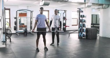 Afrikalı Amerikalı erkek antrenör, spor salonunda halter kaldırarak müşteri çekiyor. Spor, güç, eğitim, biyomekanik, dış, motivasyon, atletizm