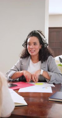 Dikey video: Blazer ceketli, işaret tablosu fırlatan meslektaşı bir kadının masada tepki vermesi. İşbirliği, beyin fırtınası, sunum, iletişim, profesyonel, başlangıç, dikey video