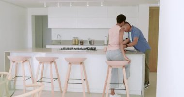 Afro-Amerikalı çift, mutfak adasında tasarım için planları ve planları inceledi. İşbirliği, takım çalışması, mimari, iç mimari, beyin fırtınası, planlama, modern