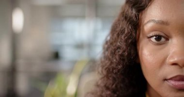 Ofiste gülümsemeden önce sarı bluz giyen Afro-Amerikalı kadın, fotokopi odası. Profesyonel, cana yakın, misafirperver, doğal, samimi, canlı, samimi.