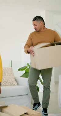 Dikey video: Eve taşınırken, çeşitli çiftler duvarları yerleştirmek için çerçeveyi inceliyorlar. Yer değiştirme, paketleri açma, yerli, işbirliği, iç mekan, modern, dikey video