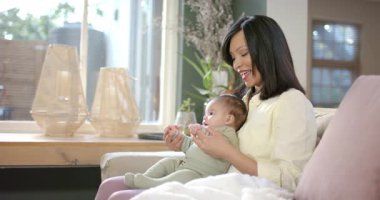 Bebeklerin meraklı bakışlarını, ana rehberlik eden kollarını, evdeki kanepede sallanan bacaklarını fark ettim. Sarılma, bağlanma, beslenme, yakınlık, rahatlık, aile, sıcaklık