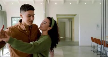 Çeşitli çiftler sarıldı, sonra sallandılar, pencere ve mutfak adasının yakınında döndüler, şefkat gösterdiler. Romantizm, samimiyet, bağlantı, dans, uyum, şefkat, şefkat