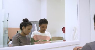 Takma kirpikler alıyor, çeşitli bayan arkadaşlar aynada taranmak için kirpik çizgileri uyguluyor. Güzellik, bakım, arkadaşlık, yakın çekim, kadınsı, gösteriş, kozmetik