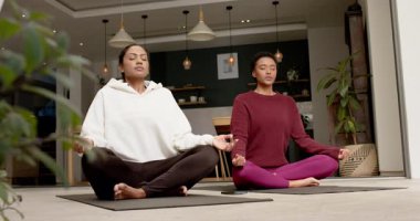 Çeşitli bayan arkadaşlar yoga minderleri üzerinde meditasyon yapıyor sonra gözlerini açıyor, gülümsüyor ve verandada birbirlerine bağlanıyorlar. Sağlık, sükunet, farkındalık, uyum, bağlantı, rahatlama, modern