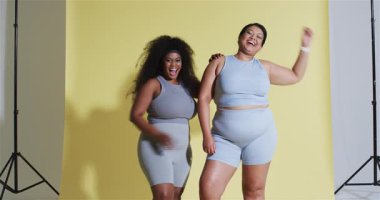 Başlangıçta bayan meslektaşlar sahne arkasına ışıklarla ve çekim için akıllı adımlarla giriyorlar. İşbirliği, takım çalışması, fitness, arkadaşlık, sevinç, kutlama, dinamik