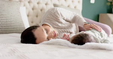 İspanyol anne, bebeğin sırtına elini koyuyor, yatağın başlığını okşayarak bebeği sakinleştiriyor. Bakıcı, bağlanma, sükunet, samimiyet, beslenme, şefkat, rahatlama