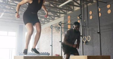 Beden eğitiminde kutularla yüzleşmek, çeşitli arkadaşlar tebeşir tozu tekmeleme eğitimi için atlayışlar yapmak. Fitness, atletizm, çeviklik, güç, takım çalışması, motivasyon, güç