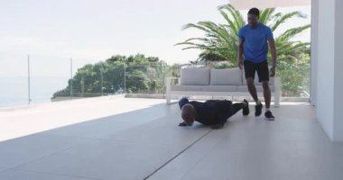 Son sınıf öğrencisi şınav çekmeye başlıyor. Sonra da antrenörleri çatıdaki fayanslarda güç toplamaya çalışıyor. Fitness, akıl hocalığı, açık hava, sağlık, motivasyon, güç, koçluk