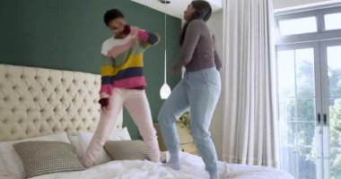 Çeşitli bayan arkadaşlar yatağa adım atar, gizli müzikle dans eder, yatak odasına adım atarlar. Dans, arkadaşlık, neşe, hareket, iç mekan, eğlence, mutluluk