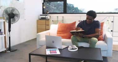 Kanepe dinleme, not alma ve dizüstü bilgisayara geçiş konularında iş birliği yapan çeşitli meslektaşlar. İşbirliği, takım çalışması, modern, teknoloji, iletişim, yenilik, gelişigüzel