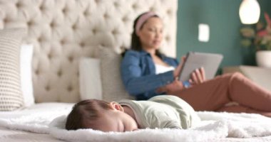 Annem tablete yaslanmış, kamerayla yeni doğan bebekleri seyrediyor. Annelik, beslenme, rahatlama, rahatlık, samimiyet, teknoloji, ev