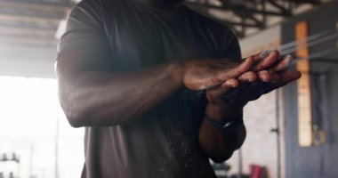 Afrika kökenli Amerikalı bir adam ağırlık kaldırma sehpasında avuçlarına tebeşir tozu sürüyor halter kaldırmaya hazırlanıyor. Spor, güç, kararlılık, hazırlık, atletik, spor, eğitim