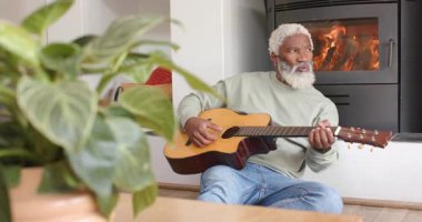 Kıdemli Afrikalı Amerikalı adamın şöminenin yanında gitar tıngırdattığını duydum. Konfor, konfor, akustik, sükunet, emeklilik, işçilik, rahatlık