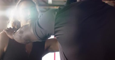 Kadın müşteri spor salonunda kollarını kaldırıyor antrenörden sonra takip cihazıyla duruşunu düzeltiyor. Fitness, training, wellness, motivasyon, disiplin, spor, güç