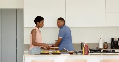 Salataları kapladıktan sonra çeşitli çiftler mutfaktaki adada öpüşürken selfie çekmek için akıllı telefon alırlar. Aşçılık, çift, mutfak, yaşam tarzı, modern, samimiyet, birliktelik