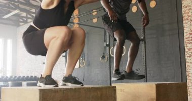 Çeşitli spor partnerleri kontrplak kutularına çömeliyor, topukluları itiyor sonra da CrossFit spor salonuna atlıyor. Zindelik, güç, çeviklik, eğitim, güç, takım çalışması, spor