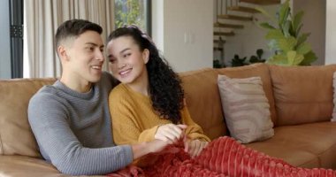 Çeşitli çiftler kanepeye kurulurlar, TV kumandasına basarlar, TV 'de güç verirler, dizi izlerler. Romantizm, konfor, rahatlama, evcil, yaşam tarzı, rahatlık, samimiyet