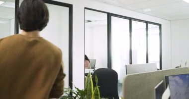 Çeşitli iş arkadaşları tablet seçiyor, cam odaya giriyor ve işbirliği içeriğini tartışıyorlar. Teknoloji, takım çalışması, modern, iletişim, profesyonel, üretkenlik, dijital