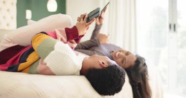 Çeşitli bayan arkadaşlar ekranlara bakıyor, akıllı telefonları kaydırıyor, yatakta içeriği paylaşıyorlar. Arkadaşlık, rahatlama, bağlantı, yaşam tarzı, konfor, iletişim