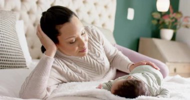 Yatakta bebek göbeği vaktini fark eden anne, bebeğin başını okşayarak başını öpmesi gücü cesaretlendiriyor. Annelik, bağlılık, şefkat, beslenme, rahatlık, şefkat, sükunet