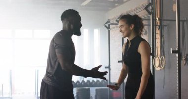 Afrikalı Amerikalı antrenör ve bayan müşteri selamlıyor, spor salonunda boks antrenmanı yapıyorlar. Spor, eğitim, güç, motivasyon, spor, sağlık, sağlık