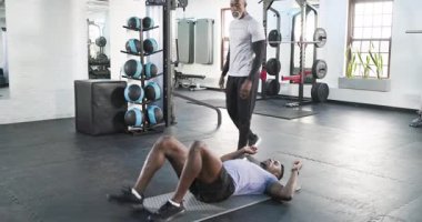 Kıdemli eğitmen jestini takiben, spor salonunda paspas üzerinde mekik çeken Afrikalı Amerikalı bir erkek stajyer. Spor, güç, motivasyon, sağlık, eğitim, atletik, sağlık