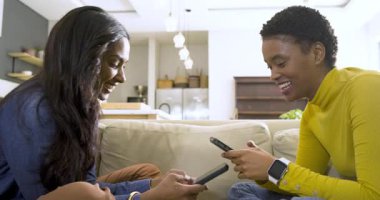 Telefon içeriğine gülüyorlar, çeşitli bayan arkadaşlar kanepeyi paylaşıyorlar, akıllı bakışları kontrol ediyorlar. Arkadaşlık, iletişim, teknoloji, gelişigüzel, yaşam tarzı, bağlantı, modern