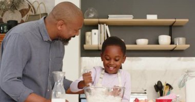 Afrika kökenli Amerikalı bir baba, yemek pişirmeyi öğrenen bir kıza kase içinde rehberlik ediyor. Aileler, akıl hocalığı, aşçılık, yerli, bağ, gelenek, samimiyet