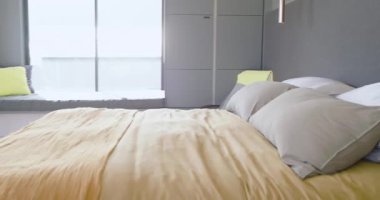 Yatak odasındaki kameralar hardal atıldığını ve bakır ışıkların şekillendirildiğini gösteriyor. Lüks, rahatlama, çağdaş, iç mekan, minimalist, doğal, zarif.