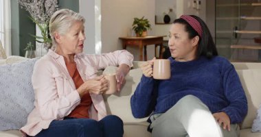 Hafıza, çeşitli son sınıf kız arkadaşları hikayeyi paylaşıyor ve evdeki kanepede kupa yudumluyorlar. Arkadaşlık, sohbet, rahatlama, evcil, rahat, yaşam tarzı, duygusal