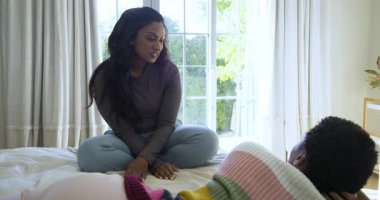 Çeşitli bayan arkadaşlar vardıktan sonra yatakta sohbet ediyorlar, ciddileşiyorlar sonra rahatlama moduna geçiyorlar. Arkadaşlık, sohbet, rahatlama, ev, ev, rahat, samimi