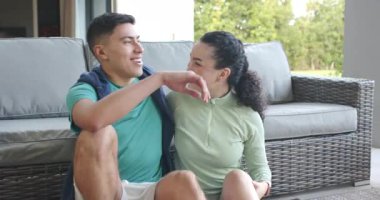 Bir çift, spor salonundaki kanepede partnerlerini davet ederken birbirlerine şefkat gösteriyorlar. Romantizm, arkadaşlık, eğlence, açık hava, rahatlama, bağlantı, yaşam tarzı