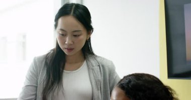 Ofisteki dizüstü bilgisayar verilerine işaret eden çeşitli iş arkadaşları klavye teftiş raporuna tıklıyor. İşbirliği, takım çalışması, modern, profesyonel, dijital, iletişim, üretkenlik