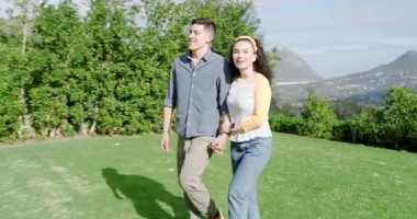 Çift sola giriyor ve el ele çimenlikten geçerek sürgülü cam kapıya doğru yürüyor. Romantizm, açık hava, modern yaşam tarzı, mutluluk, şefkat, eğlence