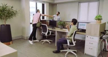 Ofise spor çantasıyla girmek, beyaz bir kadının paspas ve su şişesi yerleştirmesi ve toplantı için oturması. Profesyonel, işbirliği, modern, takım çalışması, şirket, işyeri, gündelik