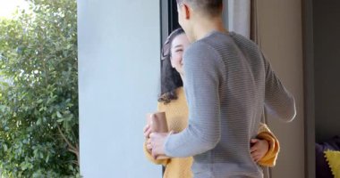 Balkona çıkıyorlar, çeşitli çiftler kahve için kupa değiştiriyorlar, bahçe manzarasına hayran kalıyorlar, fotokopi çekiyorlar. Romantik, dinginlik, doğa, rahatlık, arkadaşlık, günlük yaşam, samimiyet.