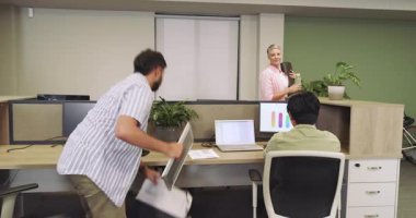 Çeşitli iş arkadaşları iş günlerini ofiste bitiriyor, bisiklet ve yoga minderlerini paketliyor, el sallıyor ve işe devam ediyorlar. İşbirliği, sağlık, verimlilik, modern, profesyonel, gündelik, canlı