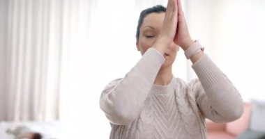 Perdelerden süzülen yumuşak ışık, kadının uyuyan bebeğin yanında meditasyon yapmak için kollarını kaldırmasına neden oluyor. Dinginlik, farkındalık, annelik, sükunet, sağIık, içsel, nazik