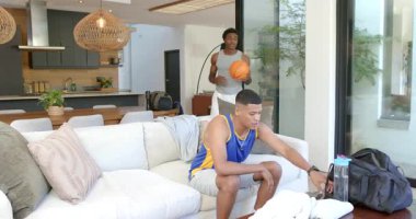 Çeşitli erkek arkadaşlar ellerinde basketbol havlusuyla sürgülü kapıya girerler, su çantada keklik olur. Sporcular, yoldaşlık, gündelik, modern, atletik, yaşam tarzı, takım çalışması