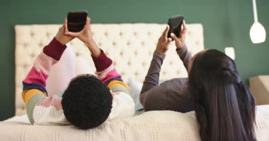 Çeşitli bayan arkadaşlar hayal kırıklığı içinde akıllı telefonu sallıyor, yatak tarama ekranına yaslanıyor. Arkadaşlık, bağlantı, işbirliği, gündelik, rahat, etkileşim, modern