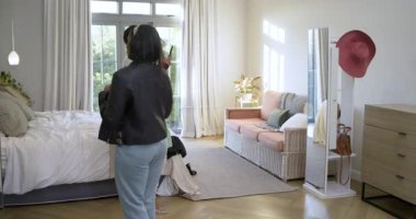 Çeşitli bayan arkadaşlar ceketlerini aynada ayarlıyorlar ve akıllı telefonların tıklamaları ve kaydırmaları ile çekiyorlar. Arkadaşlar, portre, kentsel, gündelik, yaşam tarzı, sosyal, canlı